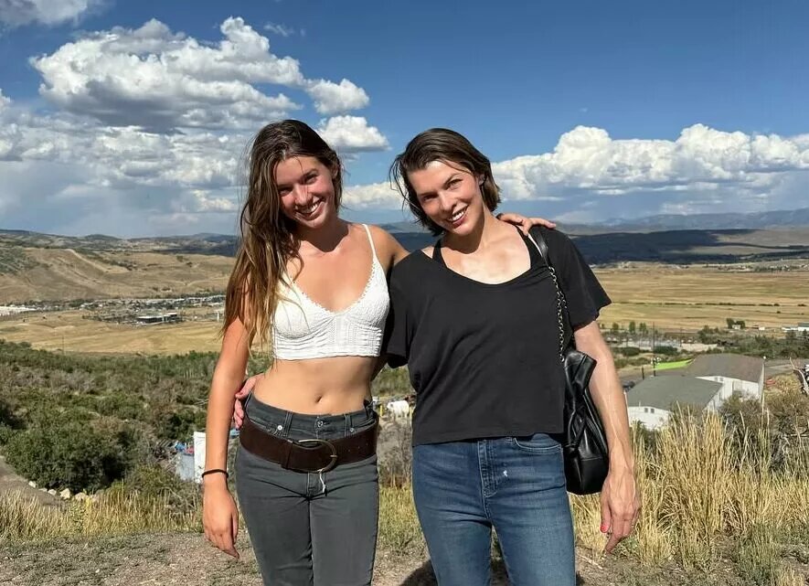    Дочь Миллы Йовович поделилась откровенными фото