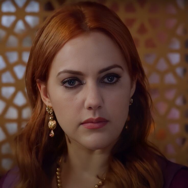 - Что он ей вручил? Маленький подарок?