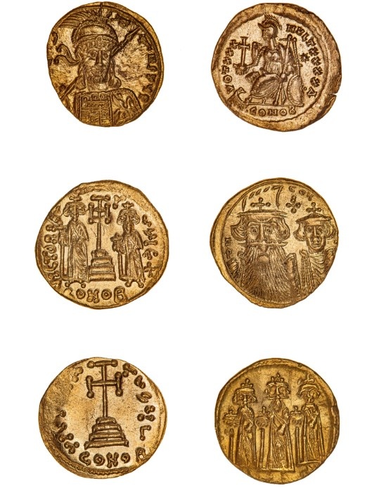 Среди обломков археологи обнаружили золотые монеты, датируемые VII веком нашей эры.