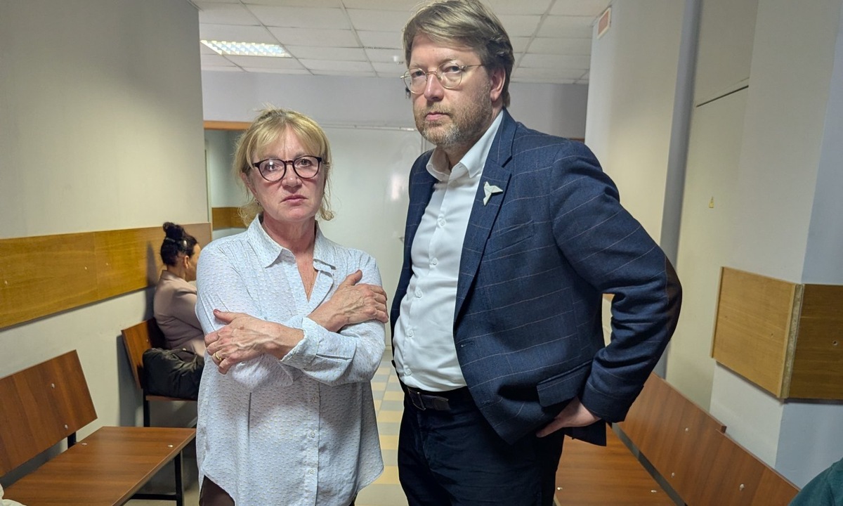 Мама Максима Круглова Елена Николаевна и председатель «Яблока» Николай Рыбаков. Фото: пресс-служба партии
