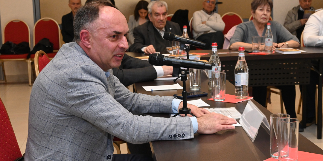 «В утробе войны»: в Ереване представили книгу писателя из Арцаха Ашота Бегларяна