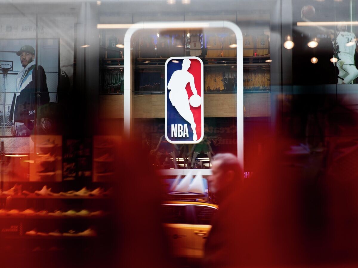    Логотип Национальной баскетбольной ассоциации (НБА) | © Фото : Jeenah Moon