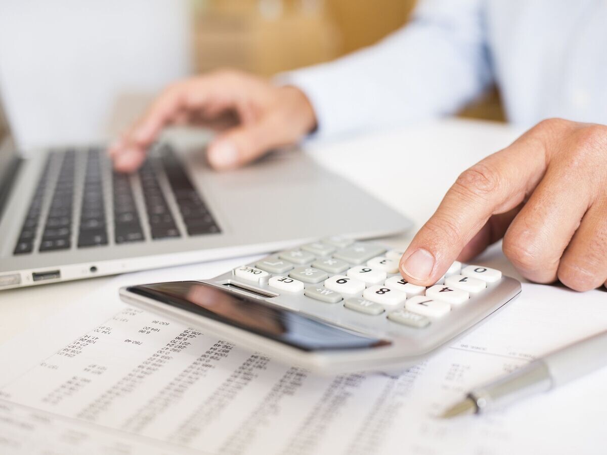    Подсчет денежных средств "Годовая премия" | © Fotolia / ldprod