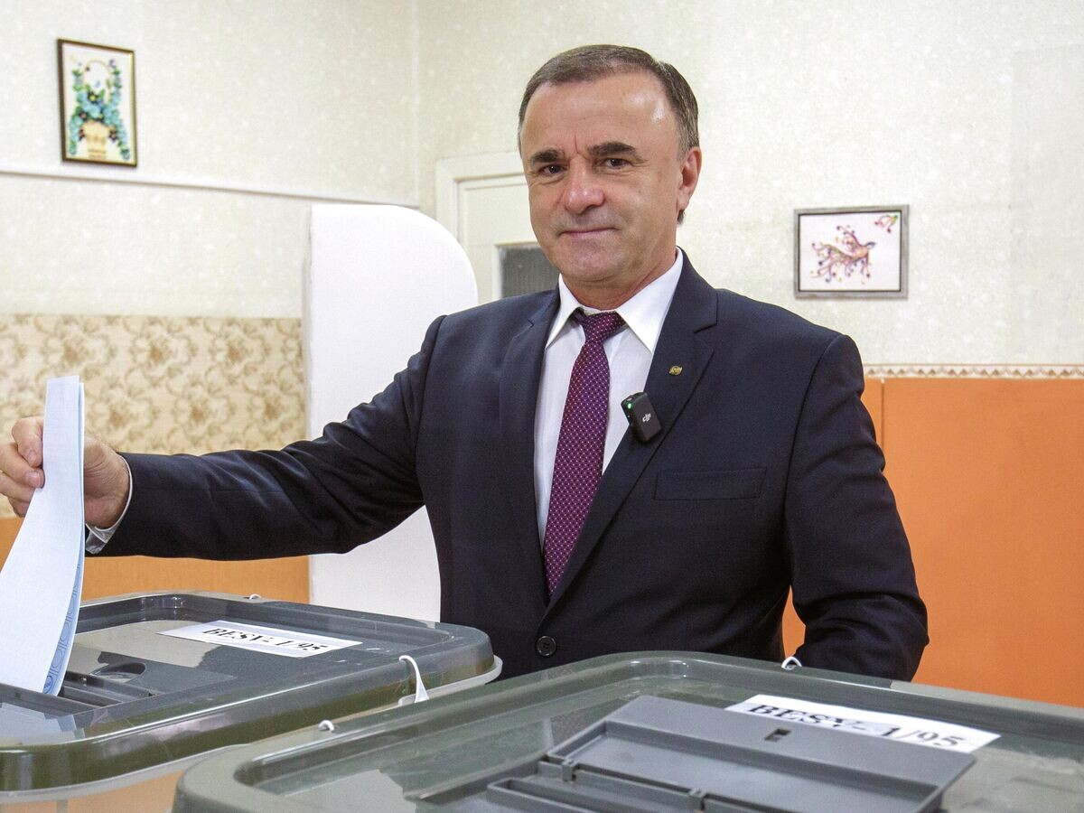    Лидер оппозиционной партии "Будущее Молдовы" Василий Тарлев голосует на избирательном участке в Кишиневе на парламентских выборах | © РИА Новости / Дмитрий Осматеско