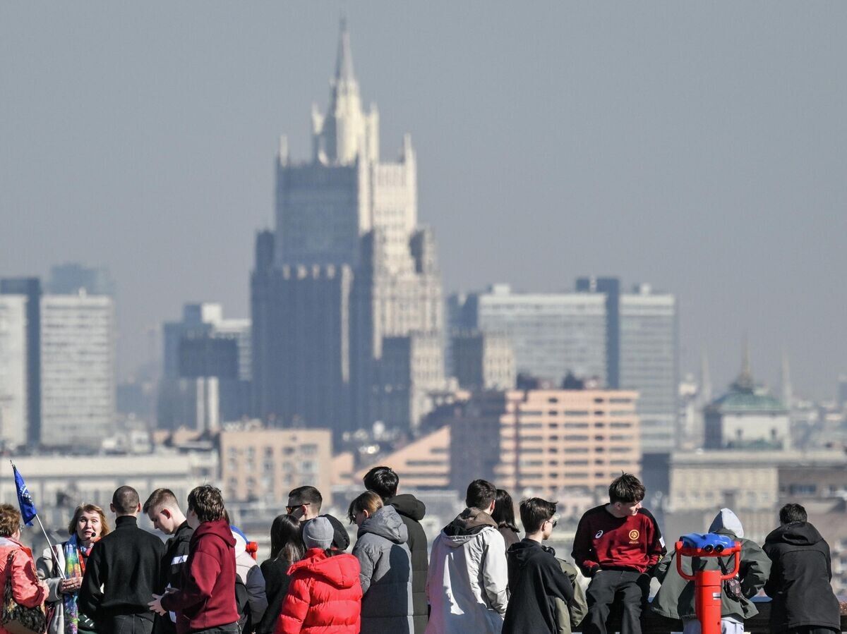    Горожане на смотровой площадке на Воробьевых горах в Москве | © РИА Новости / Юрий Кочетков