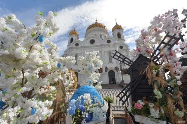    Можно ли убираться на кладбище в Пасху?