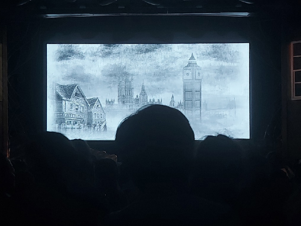 Вот так я смотрела спектакль. Мальчик сидит через ряд.