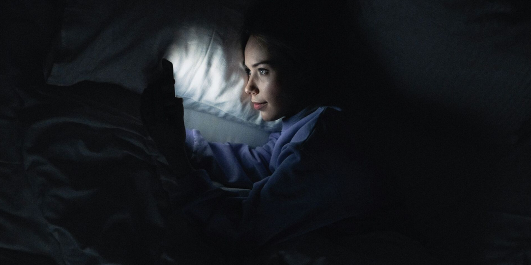 Не могу уснуть без телефона. Это уже зависимость или просто привычка?