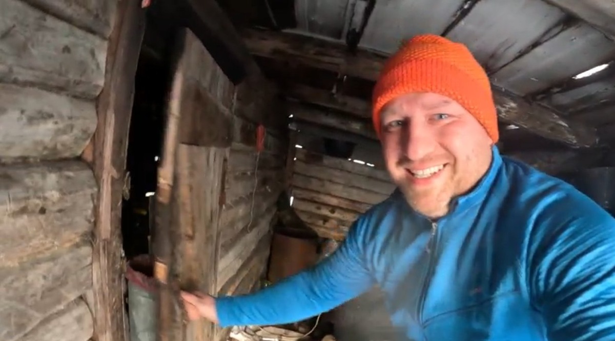 Дверь в избу - низкая, тёмная, скрипучая. Внутри - свои правила. Фото: Алексей Жирухин @bepowerback