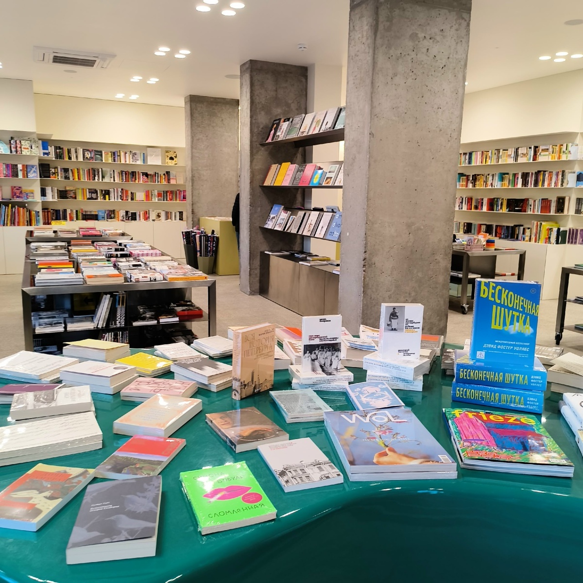 Книжный магазин «Парадокс», главная выкладка