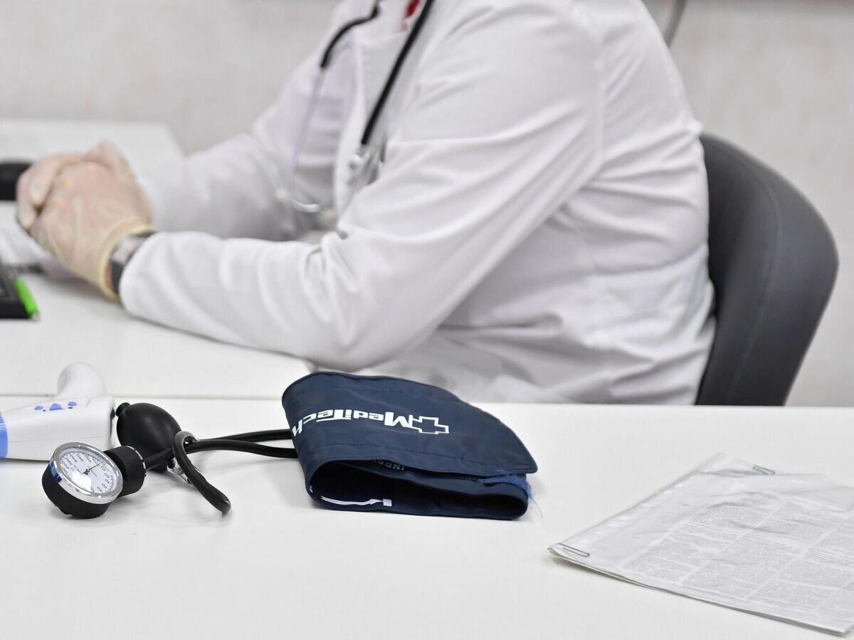    Врач сидит за столом кабинета в поликлинике Москвы | © РИА Новости / Павел Бедняков