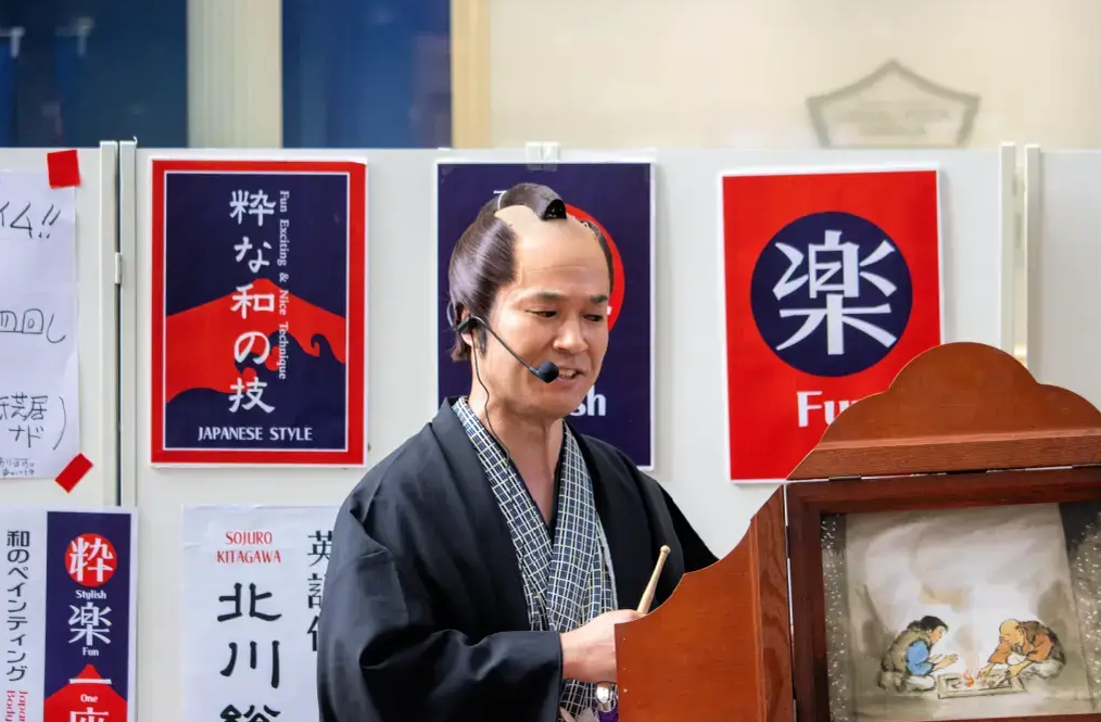 Современный чтец сделал историческую прическу на фестиваль ракуго