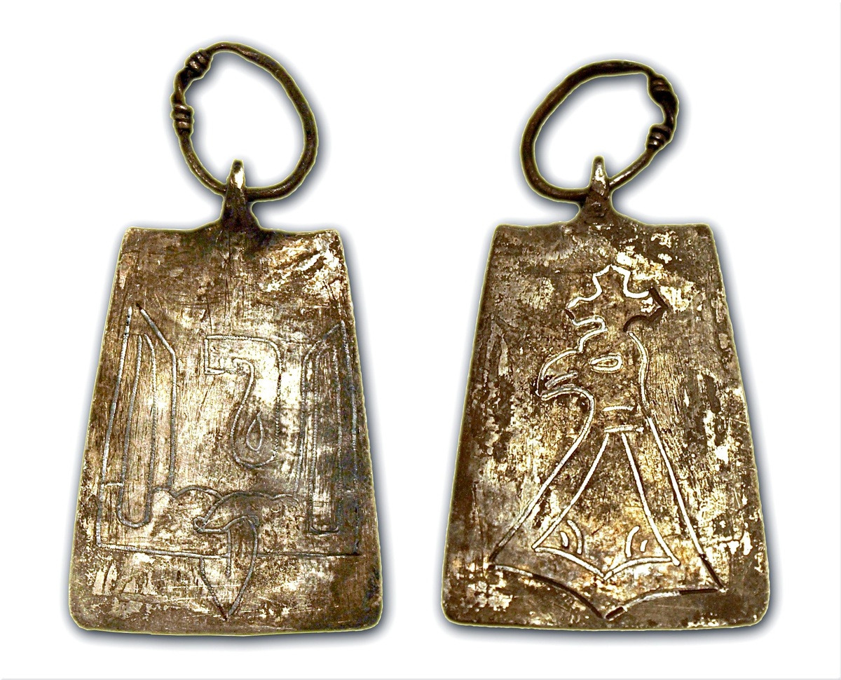 Подвеска со знаком Рюриковичей и соколом.  https://museumpskov.ru/collections/archeology/podveska_olga