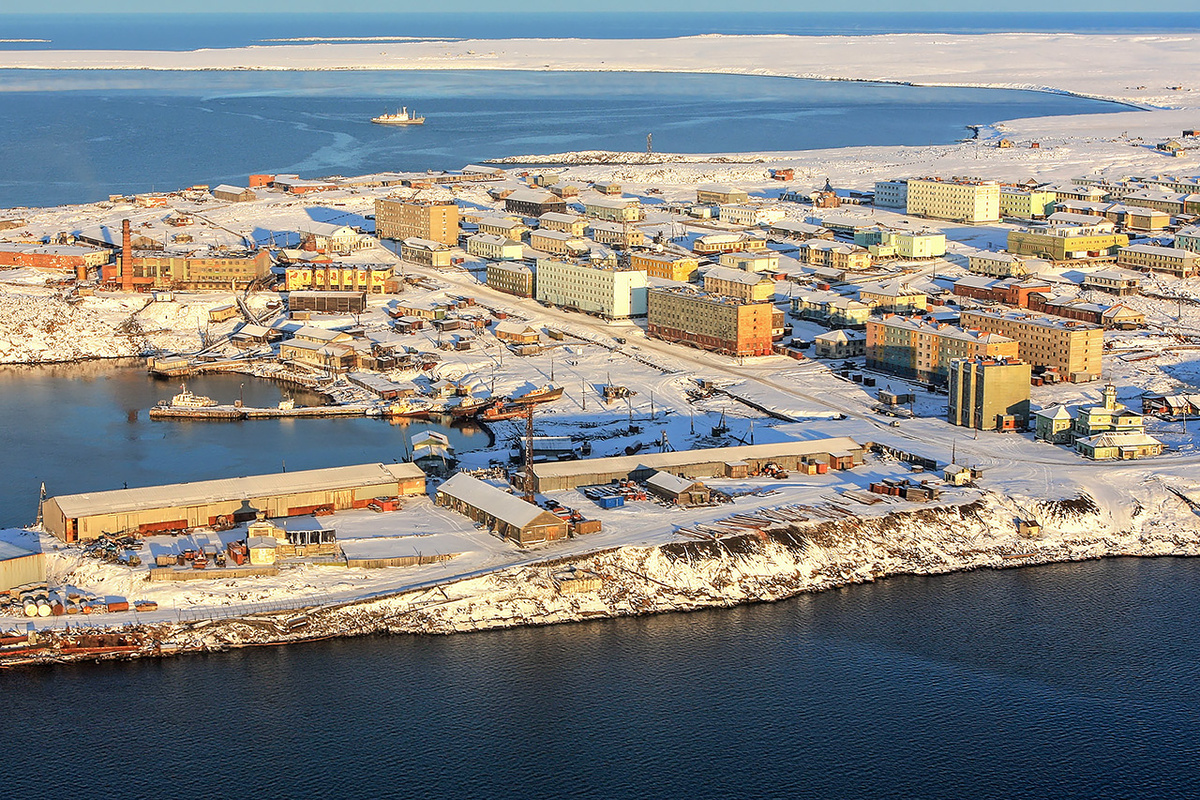     Поселок Диксон насчитывает около 300 жителей и состоит из двух отдельных частей. На материковой расположены морской порт, администрация, больница и пр. (на фото). А на оcтрове Диксон, в 4 км от материка, находятся аэропорт и еще три улицы