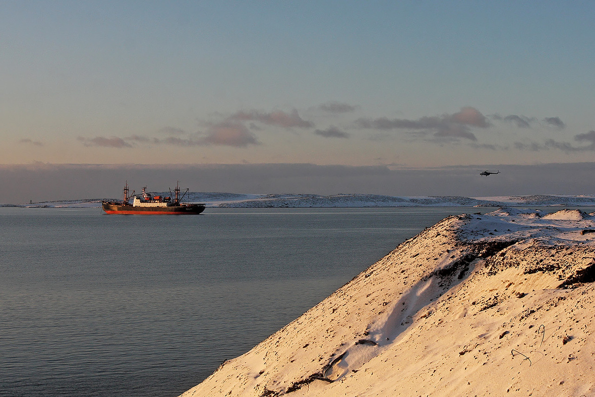     Два вида транспорта, на которых можно добраться до Диксона, – это водный (морской и речной) и воздушный (самолеты и вертолеты)
