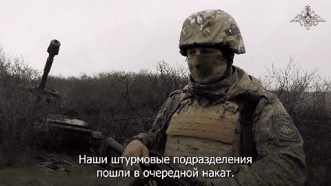   Артиллеристы группировки "Восток" огнём из самоходных гаубиц "Акация" поддержали продвижение наших штурмовиков в Запорожской области. Видео: Минобороны России