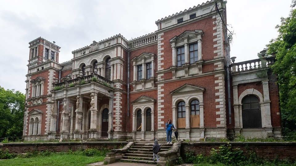 Дворец с подземными ходами и комнатой-аквариумом продали за 260 млн