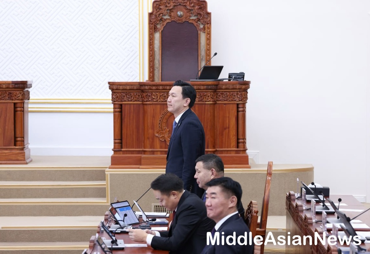 Он встал и ответил на вопросы членов парламента.