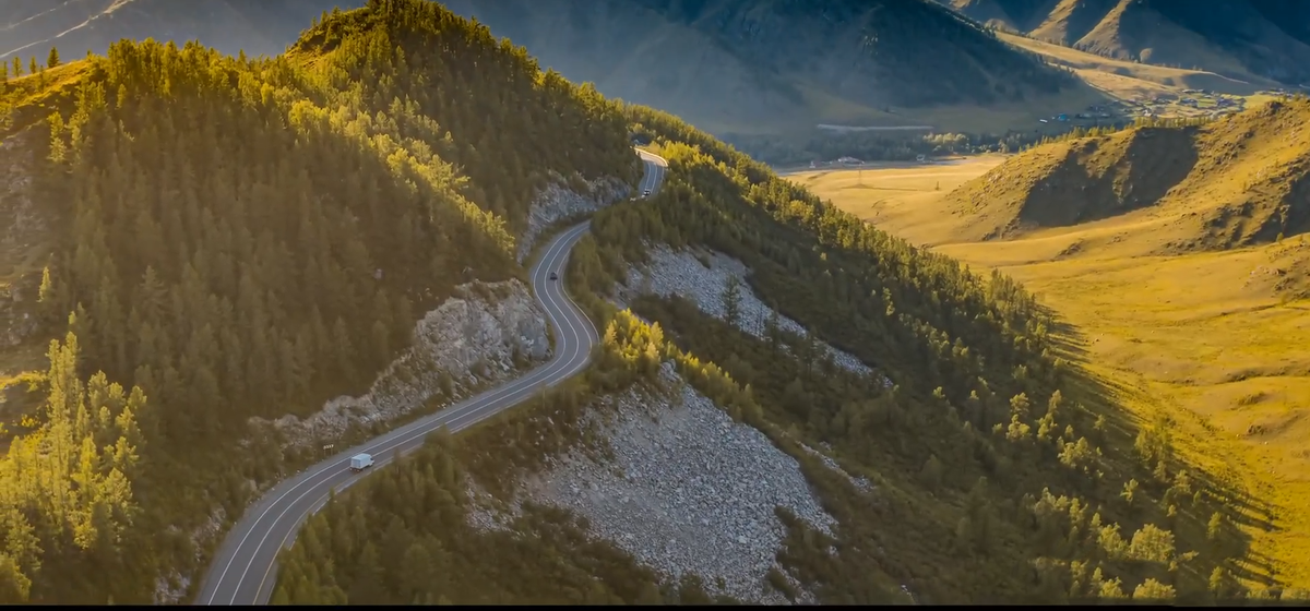 Тот самый момент, когда дорога важнее цели. Перевал Чике-Таман — легендарная часть Чуйского тракта. Каждый поворот этого серпантина открывает виды, от которых захватывает дух. Если вы держите путь на Алтайский Марс, приготовьтесь: эта дорога влюбит вас в горы еще до того, как вы увидите красные склоны Кызыл-Чина