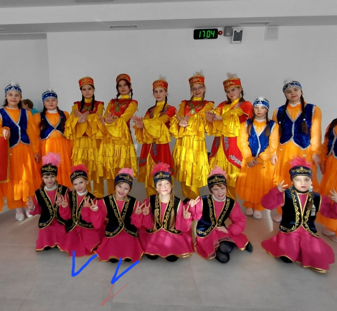 Танцевали казахский танец на праздник Наурыз. 