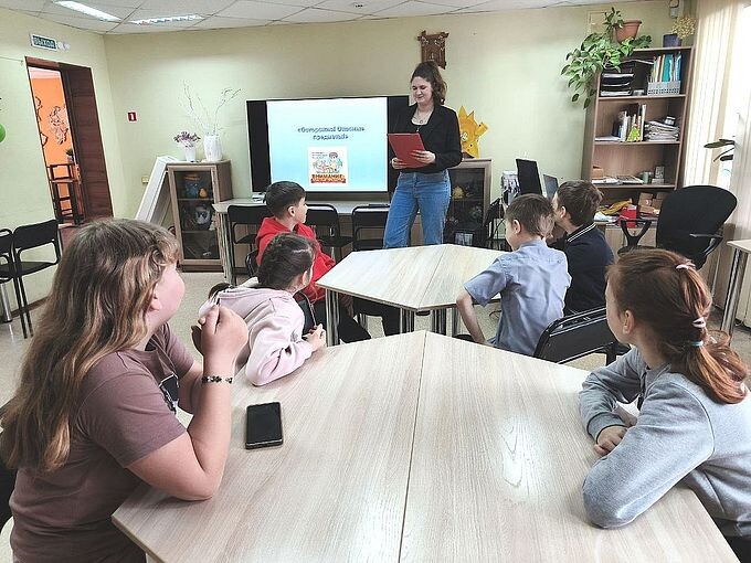 Дети слушают Краузе Светлану Александровну