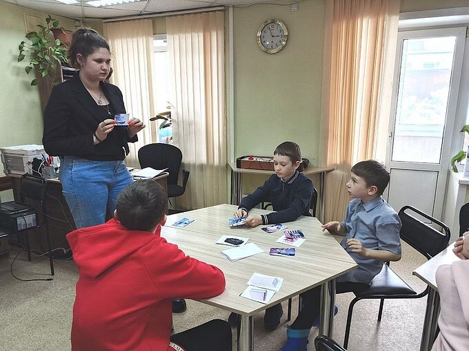 Дети получают практическое задание на внимательность