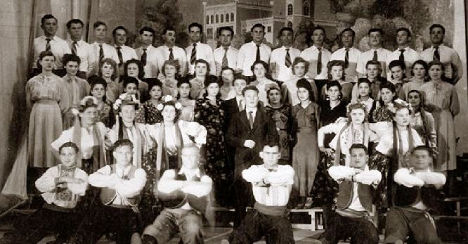 Советские репатрианты дают концерт