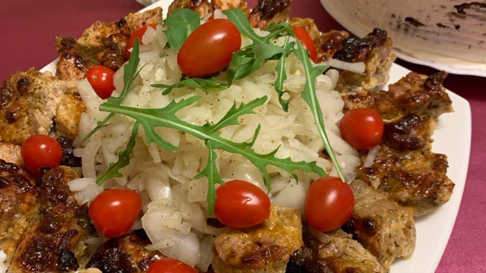 Вот такой вот шашлык в духовке - без шампура и мангала. Сочный, нежный - “ум отъешь”: вкуснее, чем на мангале. И 3 хитрости шашлычного вкуса