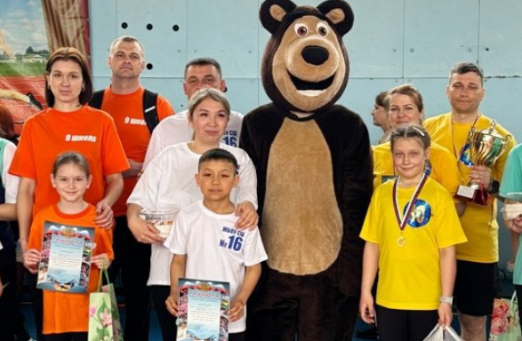    Команды-призёры соревнований «Мама, папа, я — спортивная семья» (фото: пресс-служба администрации Камышина)