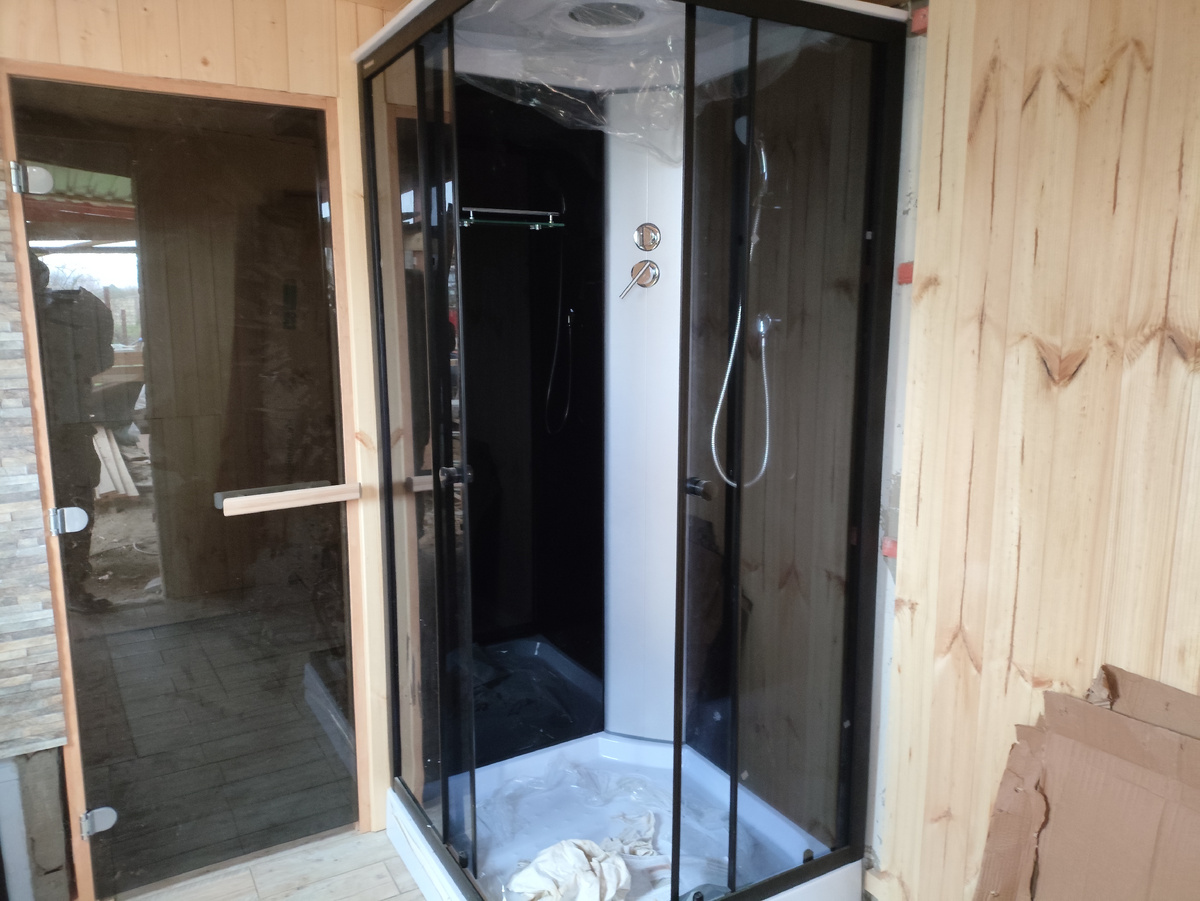 И дверь в парилку, и кабинку установили