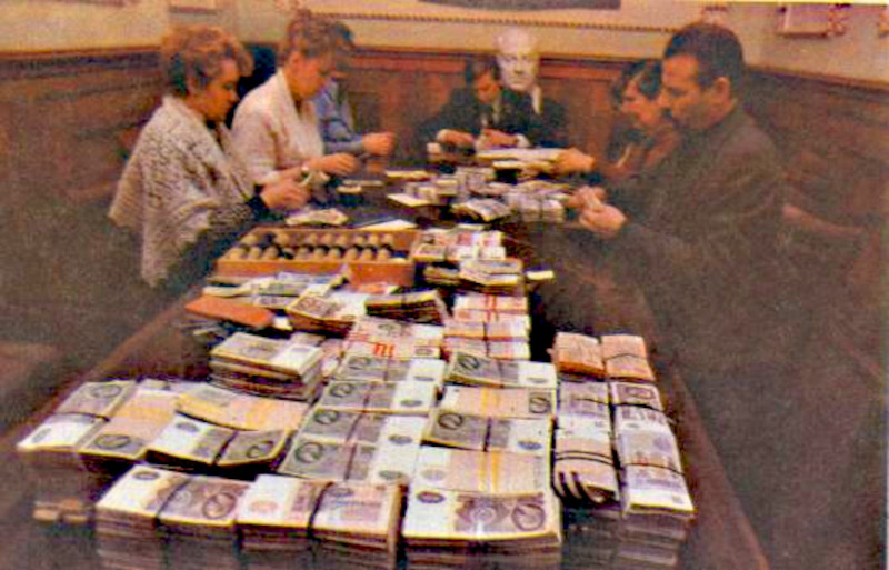 Подсчет части изъятых советких купюр у коорупционеров в советском Узбекистане по «Хлопковому делу», 1987-1988 год