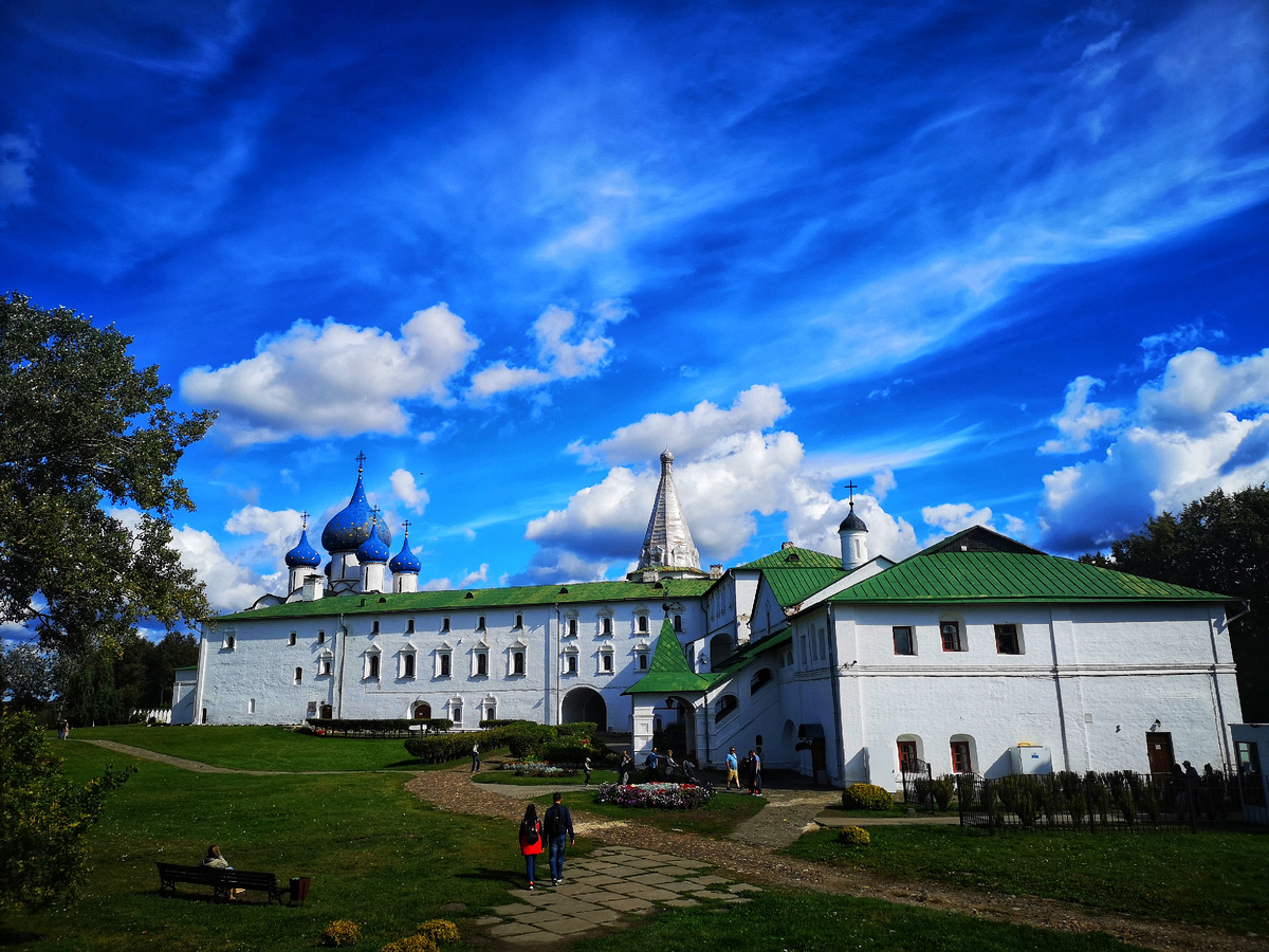 Синие купола с золотыми звездами словно соревнуются в яркости с облаками. Суздаль — это место, где история оживает в каждом камне. А вы любите путешествовать по древним русским городам?