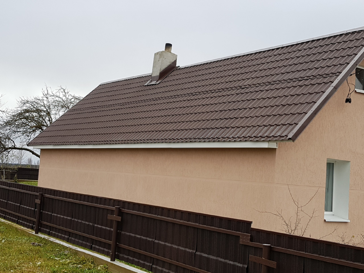 Крыша и забор выполнены из тихой резино-полимерной кровли Гумибо.