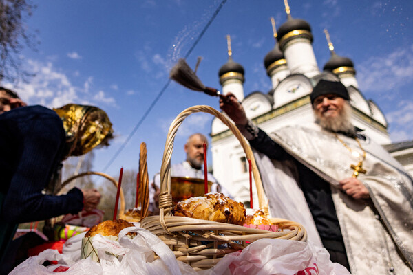 Священник освящает пасхальные куличи и яйца накануне православной Пасхи в церкви Покрова Пресвятой Богородицы в Москве, Россия, 19 апреля 2025 года / Maxim Shemetov/Reuters   📷