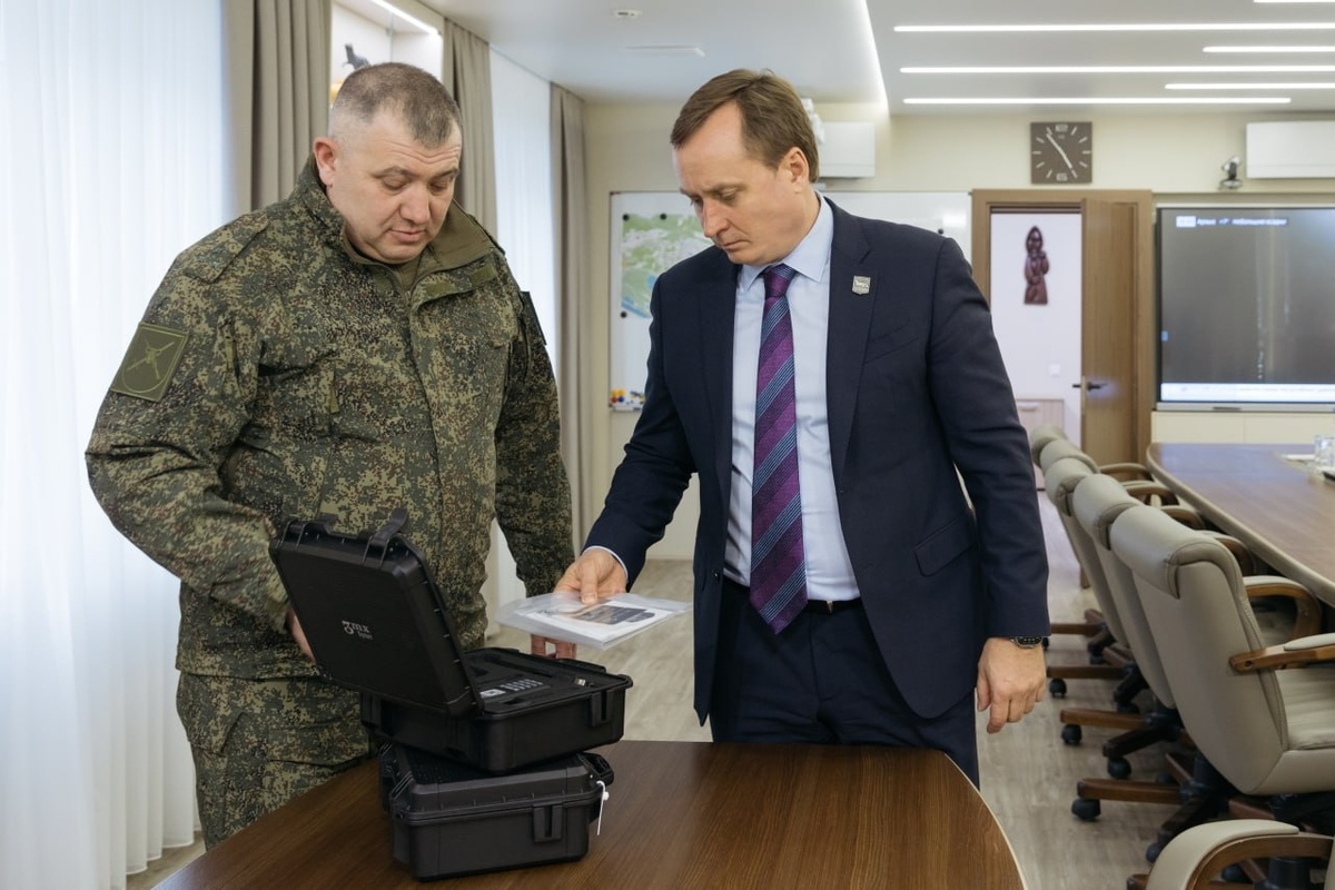    Глава Сургута передал командиру мотострелкового полка Виктору Балацану дрон-детекторы «Булат»