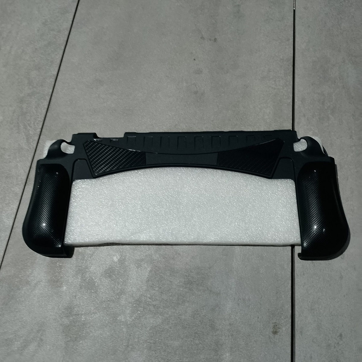     Спереди хорошо видно форму рукояток, которые делают хват заметно удобнее.