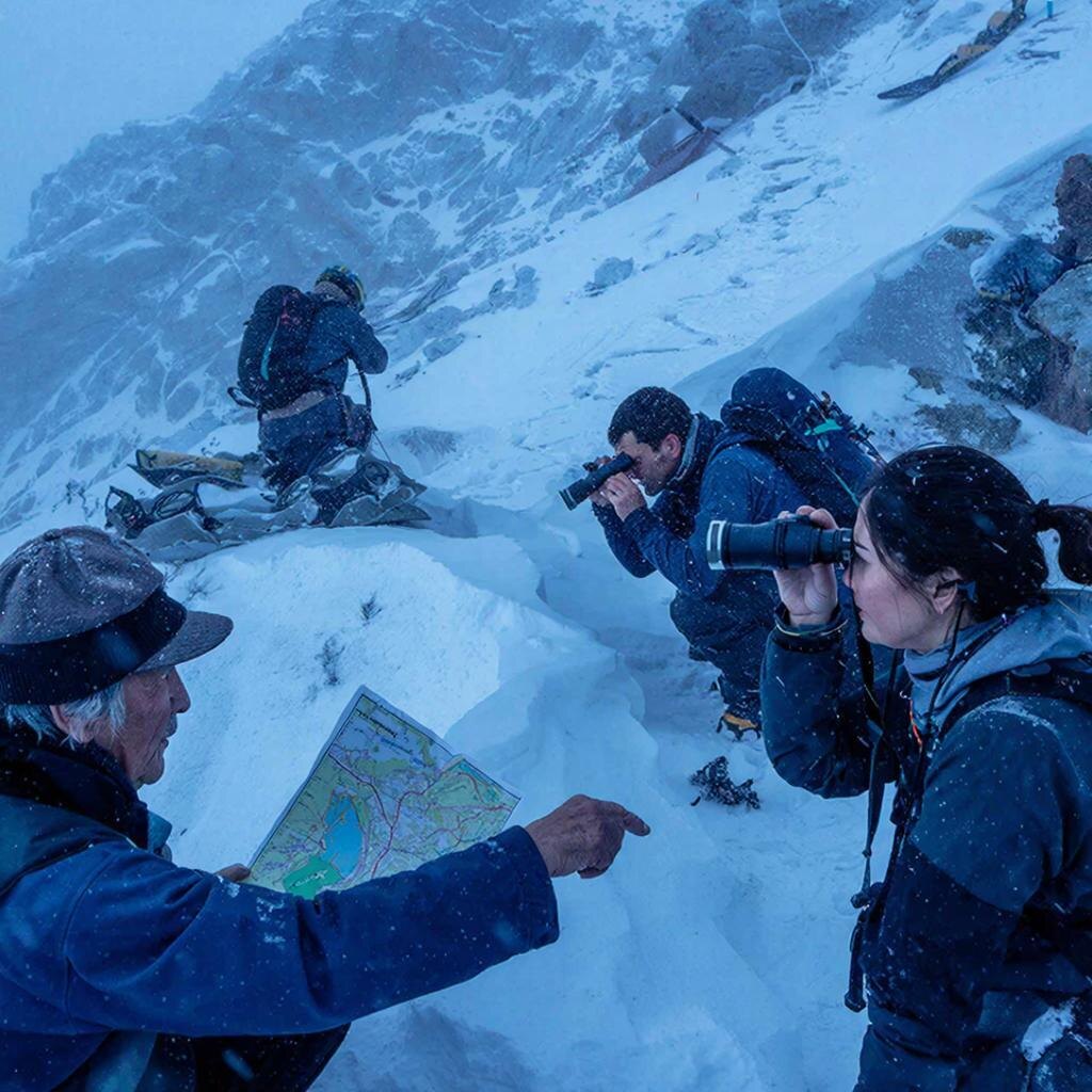 По словам волонтеров, процесс поиска значительно осложняют погодные условия.  Фото: Изображение сгенерировано с помощью ИИ / Станислав Казаченко