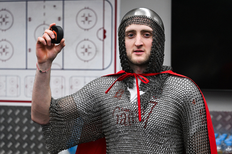    Кольчуга — приз лучшему игроку мачта, по мнению команды, у «Авангарда».   
Фото: hawk.ru