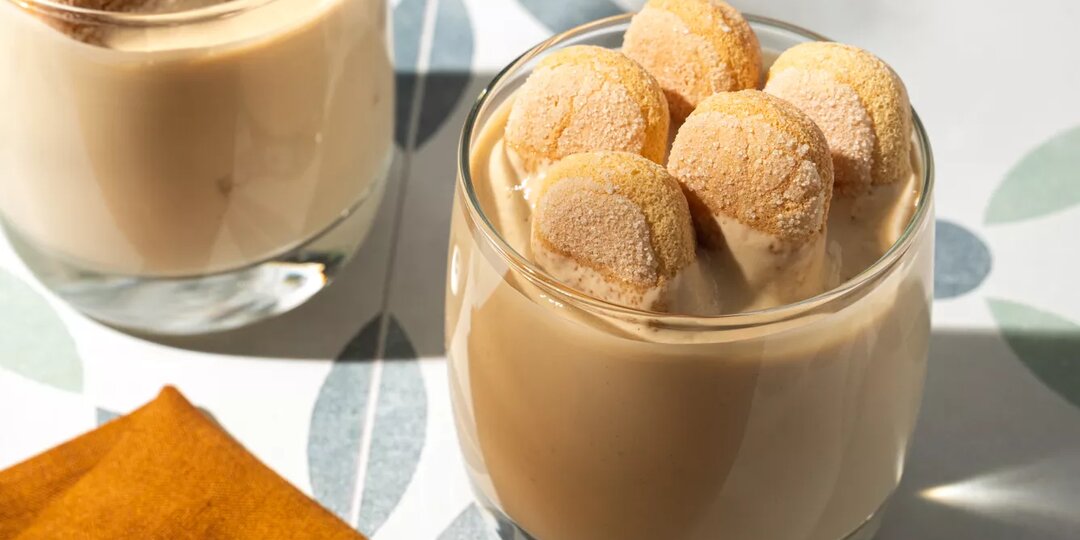 Нежный тирамису без хлопот: сливочный десерт с греческим йогуртом и печеньем