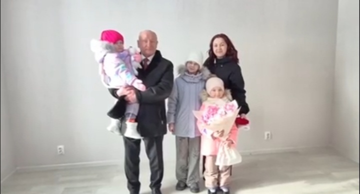    В Белоярском вручили ключи от квартиры семье участника спецоперации