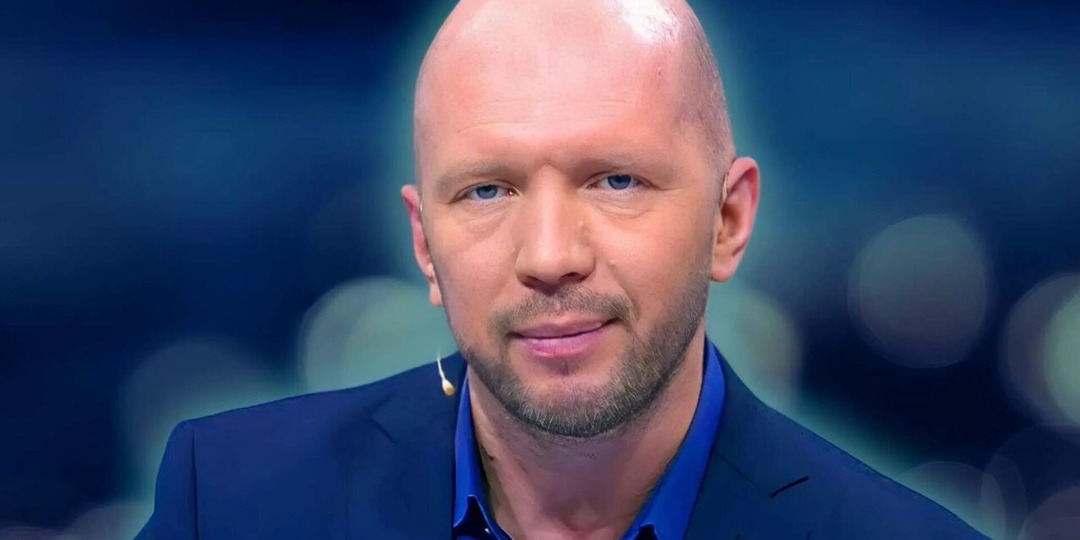 Как складывается жизнь популярного телеведущего - Анатолия Кузичева? Как выглядит его жена и есть ли дети?