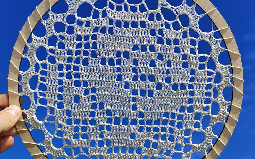 Филейное вязание крючком: как связать ажурную салфетку и сделать из неё панно на стену