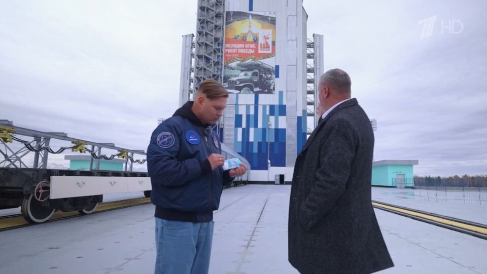    Женя Трофимов выступил ведущим документального проекта "Рокот космодрома". Источник: кадр из видео Первого канала