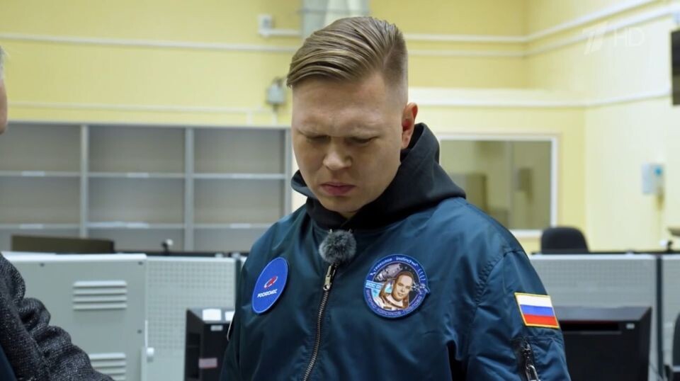    Женя Трофимов выступил ведущим документального проекта "Рокот космодрома". Источник: кадр из видео Первого канала