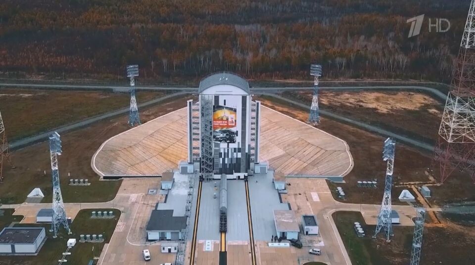    Женя Трофимов выступил ведущим документального проекта "Рокот космодрома". Источник: кадр из видео Первого канала