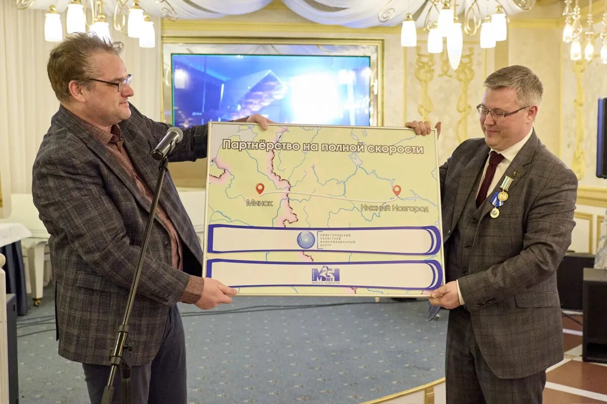    В подарок Роман Фильцов вручил лыжи директору \