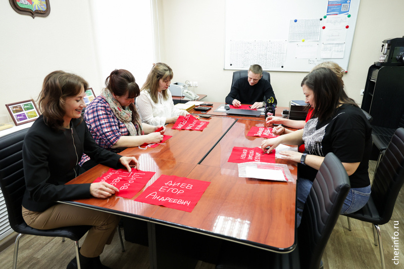    Работники предприятия сегодня вышивали на лоскутах имена своих героев - участников СВО