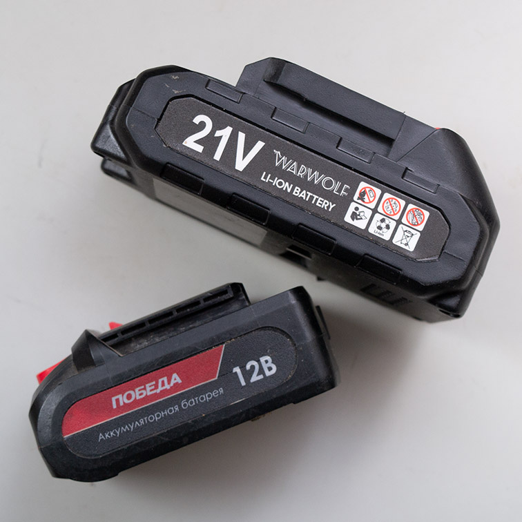 Это мои источники питания от электроинструмента — по два на каждый инструмент. :) В итоге у меня четыре аккумулятора, которые почти не используются. Если периодически их «тренировать», можно обойтись без сетевых зарядок дома: аккумуляторы всегда будут заряжены и в рабочем состоянии.