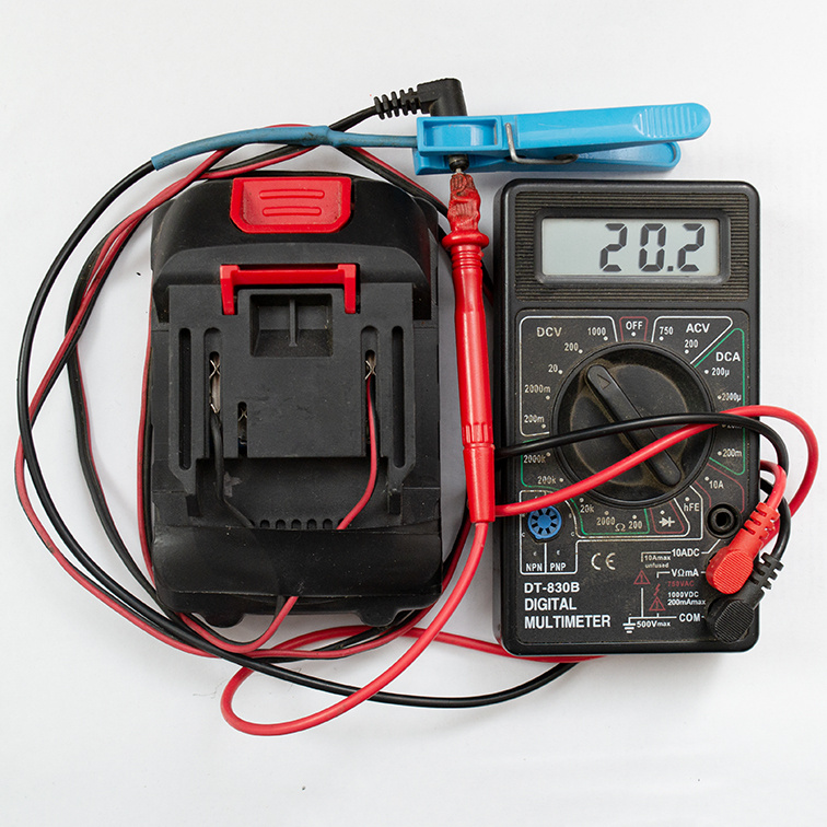 Взяв для поделки кусок провода с разъёмом из «запасов», обнаружил, что центральный плюс разъёма в китайских изделиях 90‑х годов бывает выполнен чёрным проводом, а минус — красным.