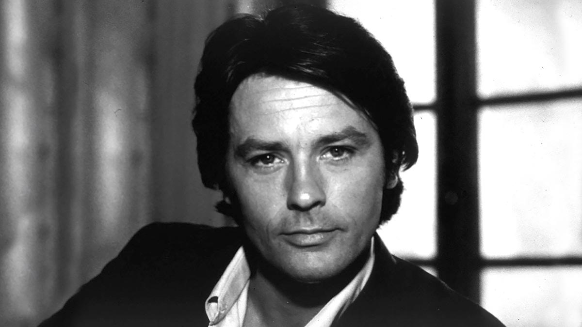 «Я украл сердце у Брижит Бардо и храню его в банке с формалином»: шокирующие мемуары Алена Делона о любви к енотам и коллекции чужих револьверов